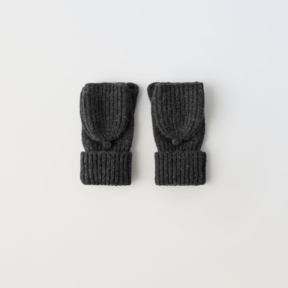 ✨SALE ✨ ZARA RIBBED KNIT MITTENS
✨SALE ✨ - Picture 1 of 4